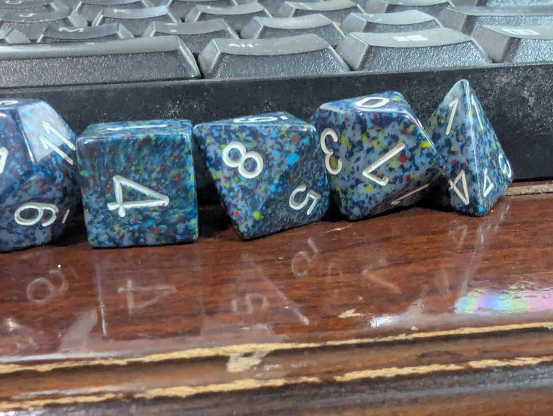 Chessex POD Set : Dark Blue with White numbers 7-Dice Set