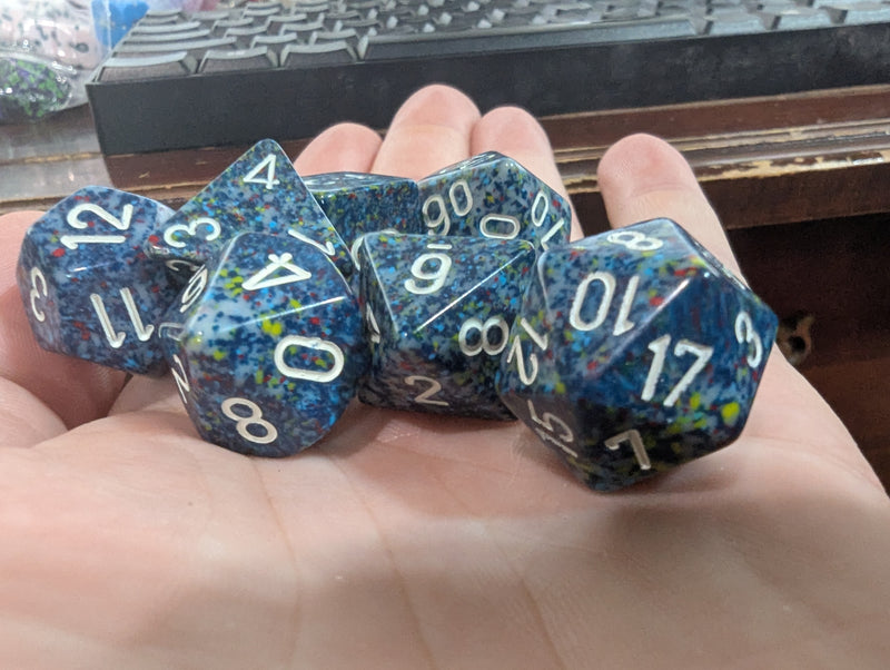 Chessex POD Set : Dark Blue with White numbers 7-Dice Set